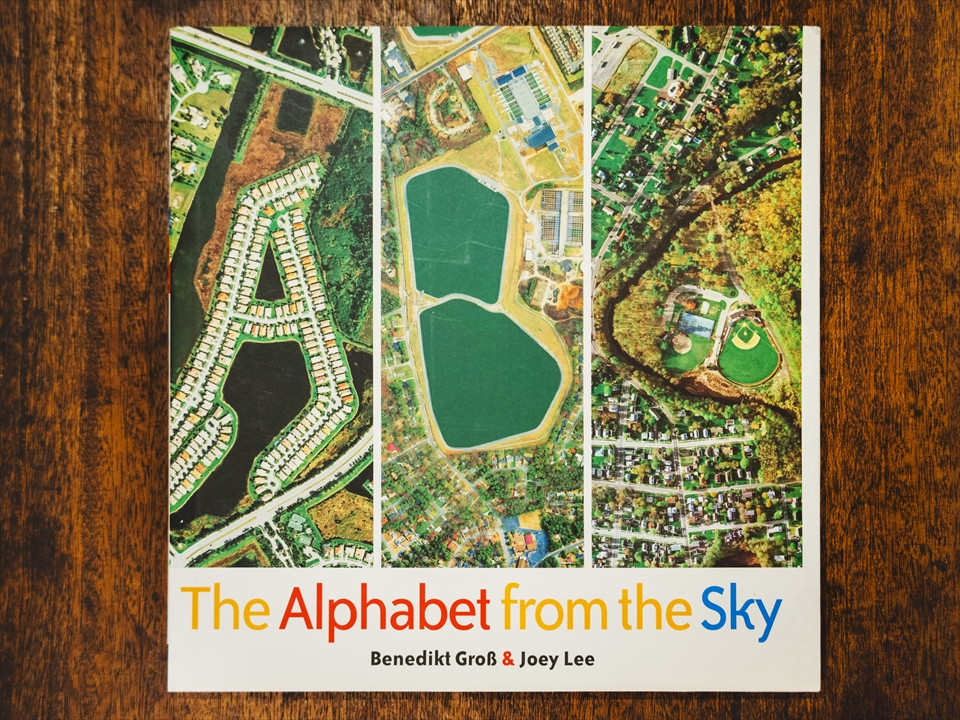 本のタイトルはその名も『The Alphabet from the sky』。
