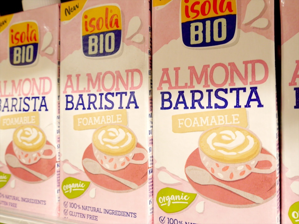 コーヒーに合うように開発されたアーモンドミルク（495円／1L）も。ストレート、アーモンドラテにしても美味。