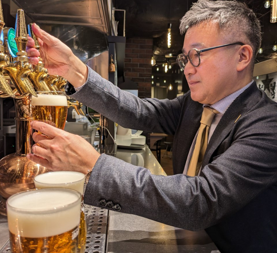 山根さんが、形状の違う3つのグラスにビールを注いでくれた。