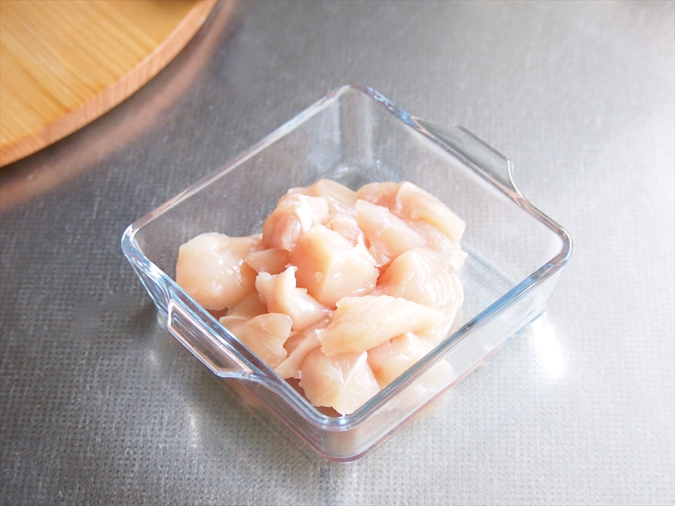 1　ササミは筋を取り除き、そぎ切りにして塩麹を揉み込み、10分程置きます。→