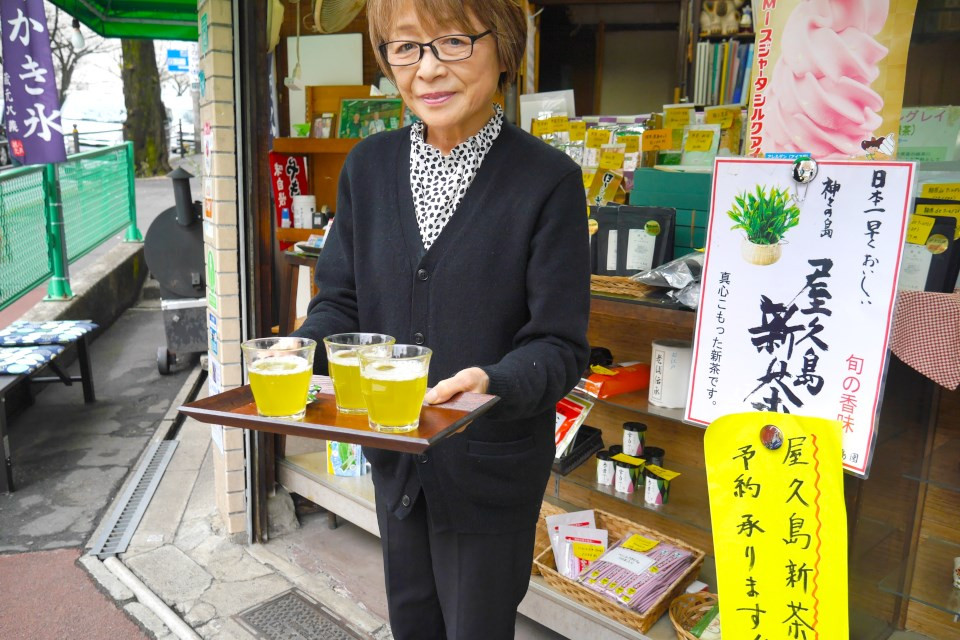 お茶屋さん「矢島園」では、おしゃべり上手な店主とトークが弾む。コチラの人気メニュー、かき氷も美味しそう。画像3/6枚⇒