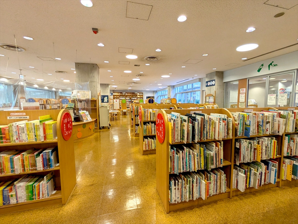 2階のこども図書館は広々とした造り。