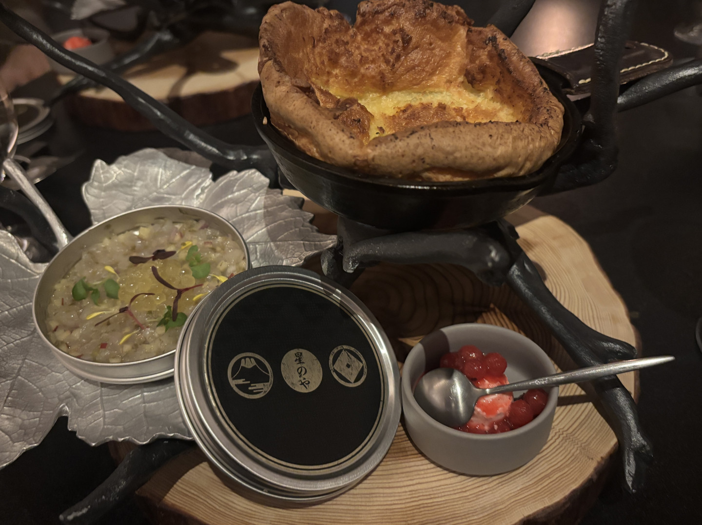 心をととのえるアクティビティはもちろん、滞在を彩る「食」も「星のや富士」の醍醐味。夕食の様子も、少しだけご紹介したい。オリジナルコース「ガストロノミック・ワイルド(12,100円)」では、五感を刺激し、冬の山梨の豊かさをダイレクトに味わえるラインナップ。写真は「大岩魚のタルタル 林檎の瞬間燻製」。しっとりと脂ののった大岩魚の甘みに、添えられたダッチベイビーのほのかな塩味が、繊細な素材の輪郭をいっそう際立たせてくれる。