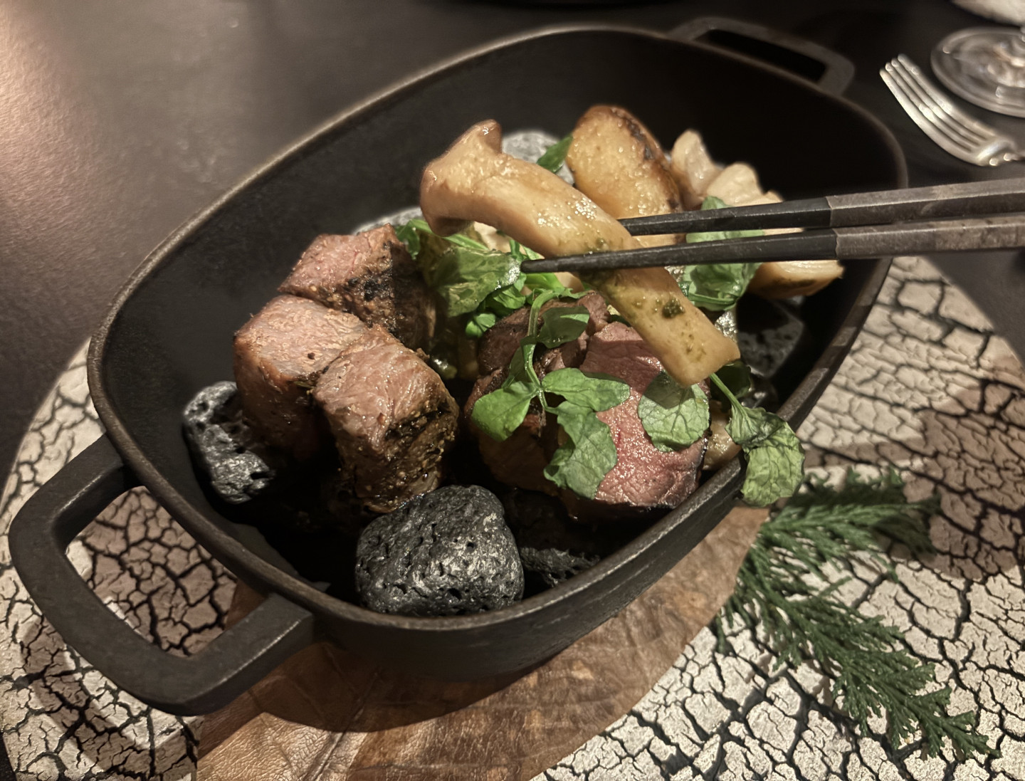 メインディッシュの「牛サーロインと鹿肉の炭火焼き」は、レストラン中央のオープンキッチンで仕上げられる。 立ち上る炎、肉が焼ける芳ばしい音と香りに、五感がいっそう研ぎ澄まされていく。 炭火の遠赤外線で旨みを閉じ込め、しっとりと焼き上げられた肉を噛み締めるたび、冬の命をいただく尊さが体中へ力強く浸透していった。