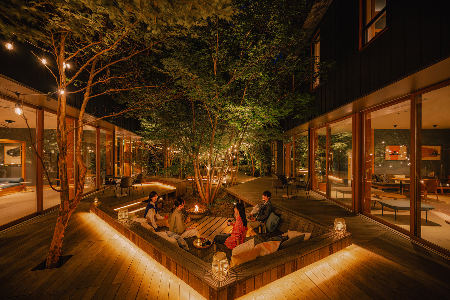 どこに座って、何をしても自由！ 24時間営業のカフェも併設。