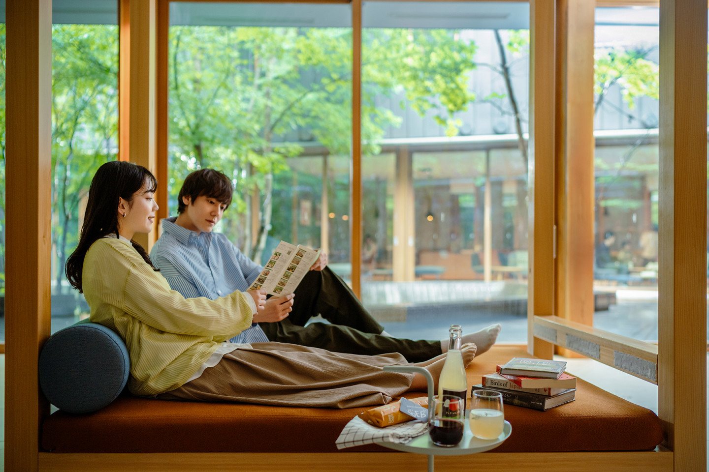 室内スペースには靴を脱いでくつろげる大きなソファも。