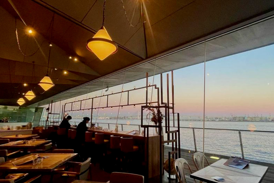 青い海を眺めながら勉強できるスポットが横浜に。「cafe&dining blue terminal」