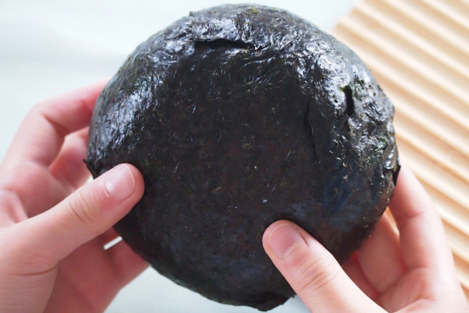 イワシ缶そぼろの簡単1合おにぎりレシピ。緊張しがちな本番の日に最適!【まなびのキッチンから #11】