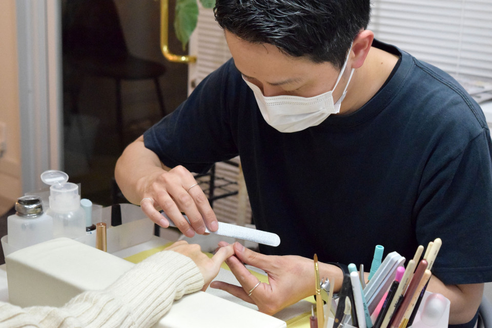 働きながらスクールに通い、資格取得! 歴15年の男性ネイリストのキャリアストーリー【しかくとはたらく。】
