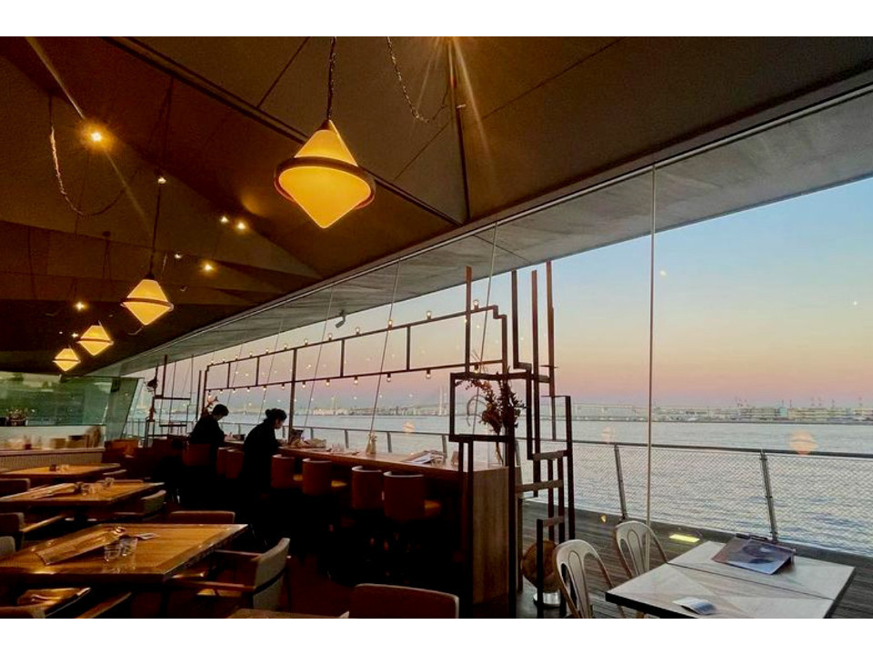 青い海を眺めながら勉強できるスポットが横浜に。wi-fi・電源も完備のカフェレストラン。