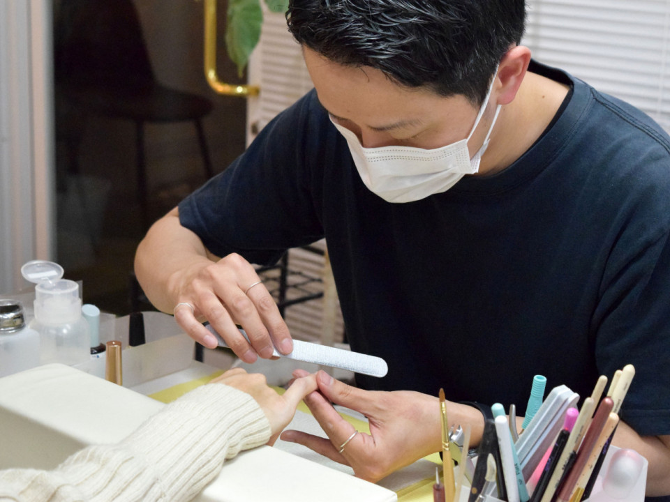 働きながらスクールに通い、資格取得！ 歴15年の男性ネイリストのキャリアストーリー