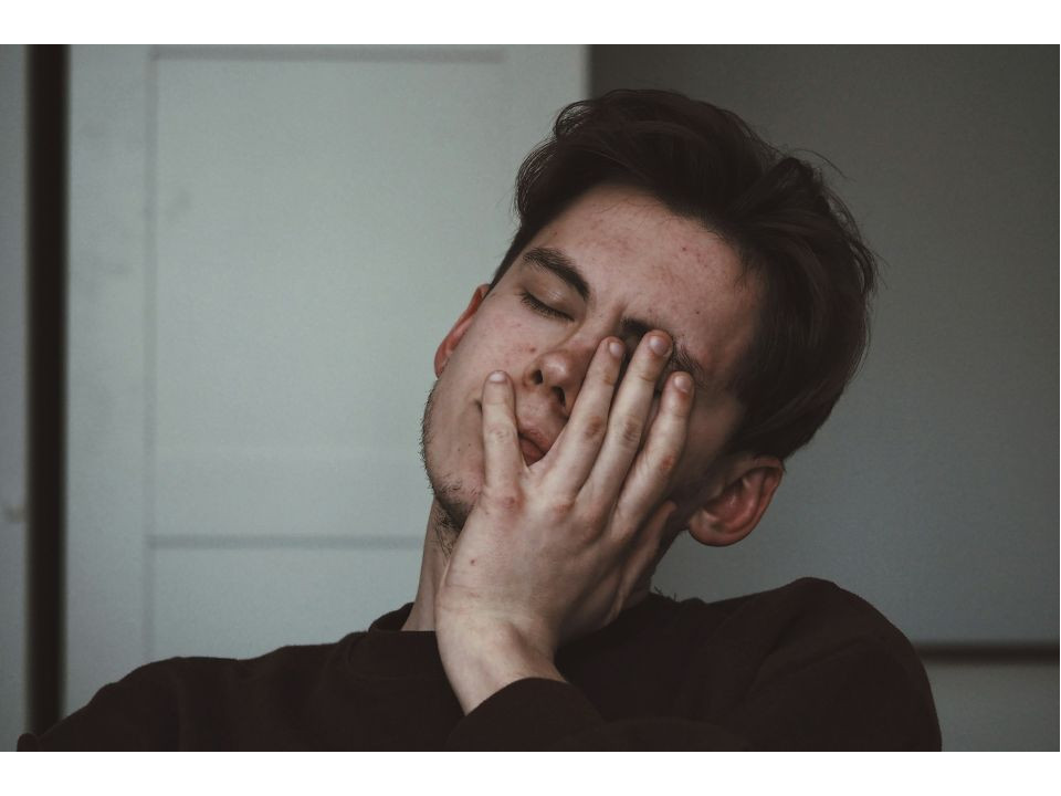 「休んでも頭がスッキリしない……」思考のノイズを消し、集中力を取り戻す3つの方法