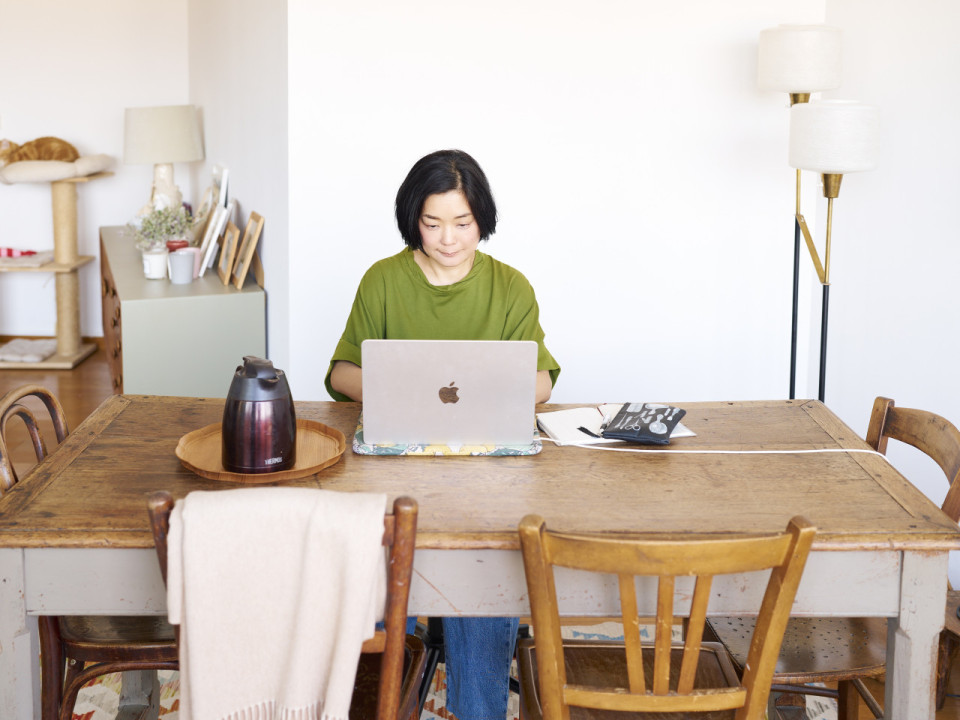 勉強が捗る場所は、専用デスクとは限らない。井筒麻三子さんに学ぶ、家で集中するための空間づくり